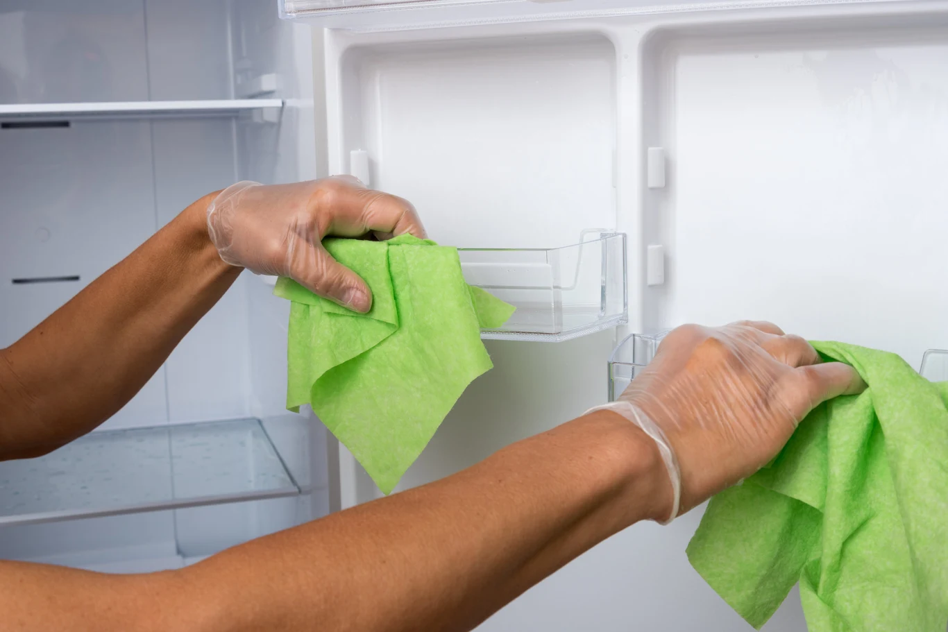 Regularne czyszczenie lodówki zmniejszy rachunki za prąd