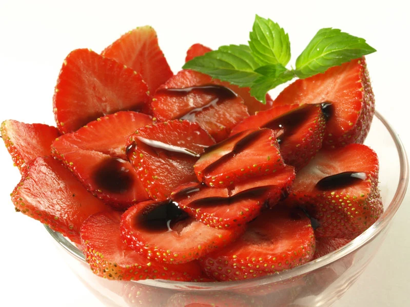 Włosi ocet balsamiczny dodają nawet do owoców i deserów Włosi ocet balsamiczny dodają nawet do owoców i deserów