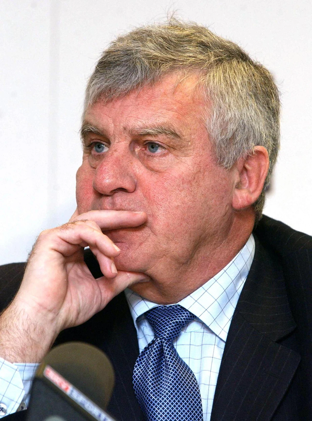 Peter Lorimer 14.12.1946 - 20.03.2021 Zapisał się w historii Leeds United jako najmłodszy debiutant i najlepszy strzelec drużyny. Pierwszy mecz rozegrał w wieku 15 lat i 289 dni. W sumie zanotował ich aż 705, zdobywając 238 bramek. Po zawieszeniu butów na kołku był członkiem władz "Pawi" oraz komentatorem radiowym i prasowym. 