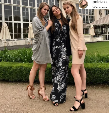 Pola Lis z mamą, Kingą Rusin i młodszą siostrą, Igą Lis Pola Lis z mamą, Kingą Rusin i młodszą siostrą, Igą Lis