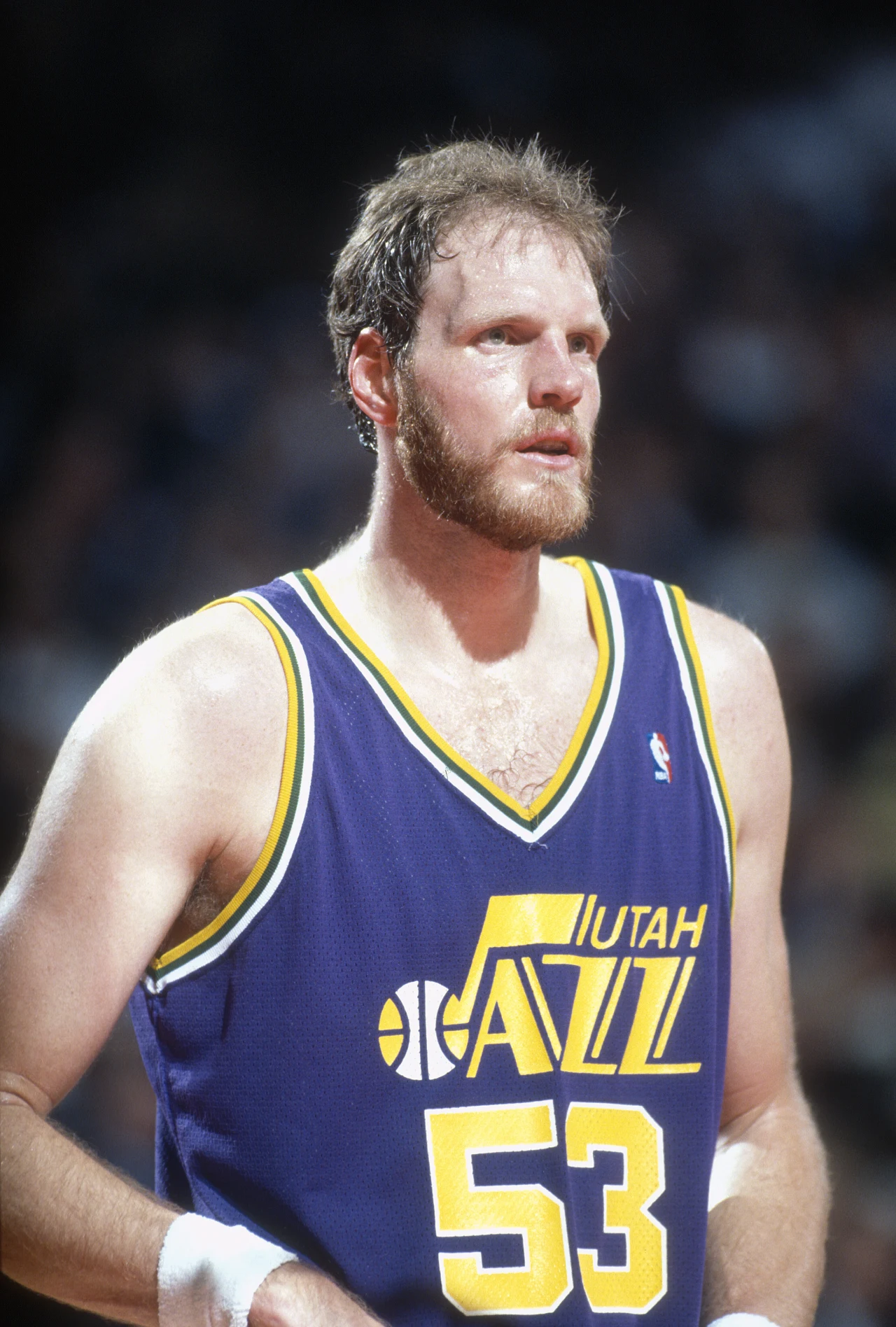 Mark Eaton 24.01.1957 - 28.05.2021 Jest uważany za jednego z najlepszych obrońców w historii NBA. Był przewodniczącym stowarzyszenia byłych zawodników NBA. Dwukrotnie był wybierany najlepszym obrońcą ligi (1985 i 1989). W rozgrywkach 1984/85 zanotował średnio 5,6 bloków w meczu, co jest najwyższym wskaźnikiem w oficjalnych statystykach NBA. Zginął w niewyjaśnionych okolicznościach. W majowy wieczór znaleziono go leżącego obok roweru. Został przewieziony do szpitala, lecz nie udało się go uratować. 