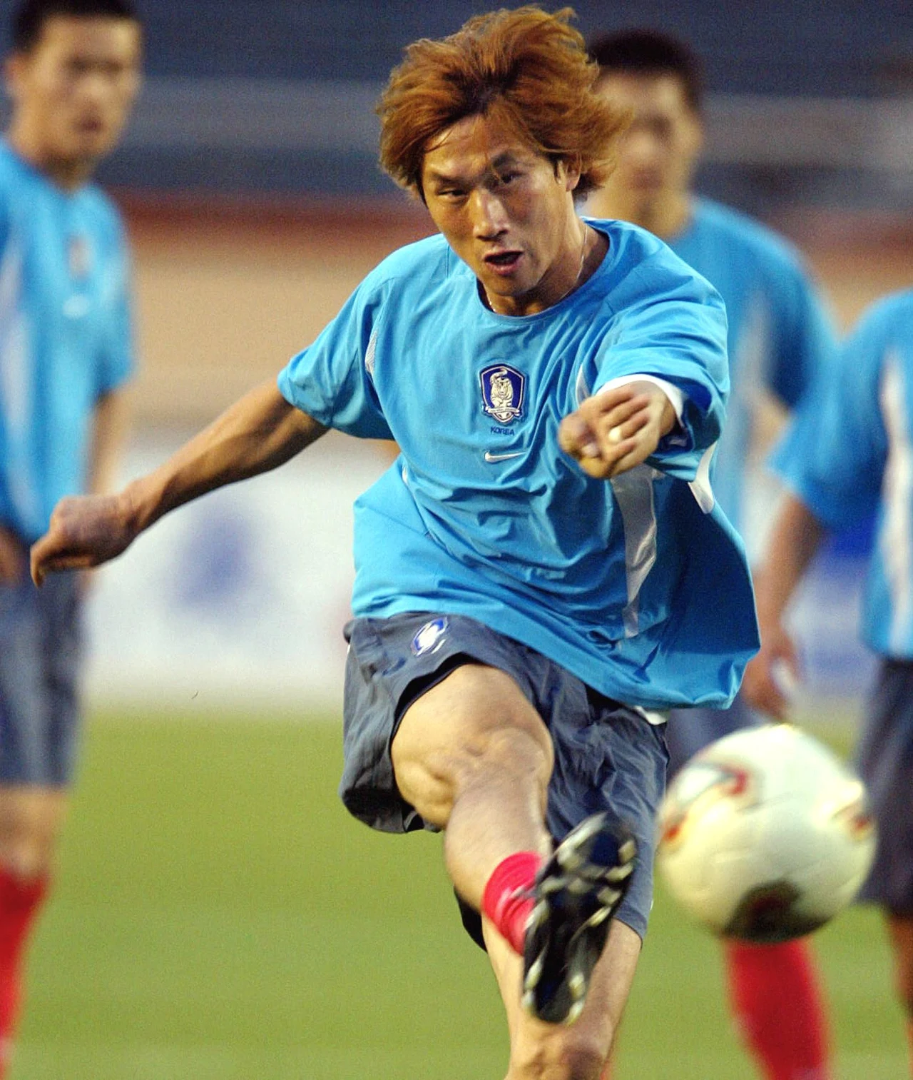 Yoo Sang-Chul 18.10.1971 - 07.06.2021 Był wyróżniającym się reprezentantem Korei Południowej. Fani w Polsce pamiętają go z mundialu w 2002 roku, na którym strzelił gola naszej reprezentacji. Był także uczestnikiem mniej udanego dla Koreańczyków mundialu w 1998 roku we Francji. Z kadry na mistrzostwa w USA w 1994 roku go w ostatniej chwili skreślono. Łącznie rozegrał 124 mecze dla swej ojczyzny.