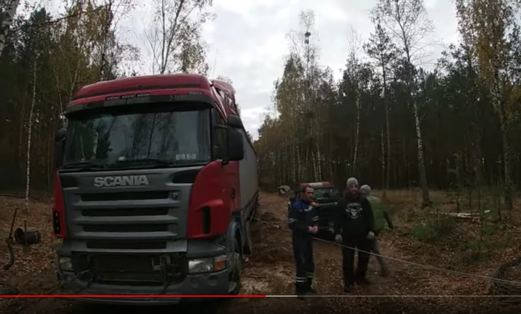 Scania zakopała się "po ramę". Tak wygląda droga powiatowa w warmińsko-mazurskim / fot: youtube/AGROSAW RÓG 