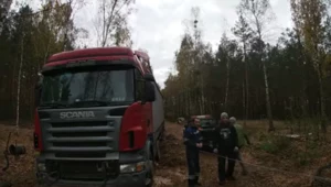 Scania utknęła w środku lasu. Nie uwierzysz, jak wygląda "droga powiatowa"! 