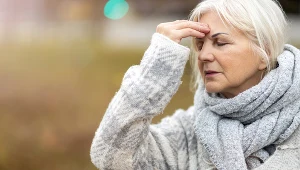 Przewlekłe bóle głowy oraz ogólne osłabienie to wczesne objawy rozwijającego się raka krwi