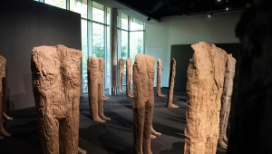 Za rekordową kwotę 13,2 mln zł sprzedana została instalacja "Tłum III" z 1989 roku Magdaleny Abakanowicz