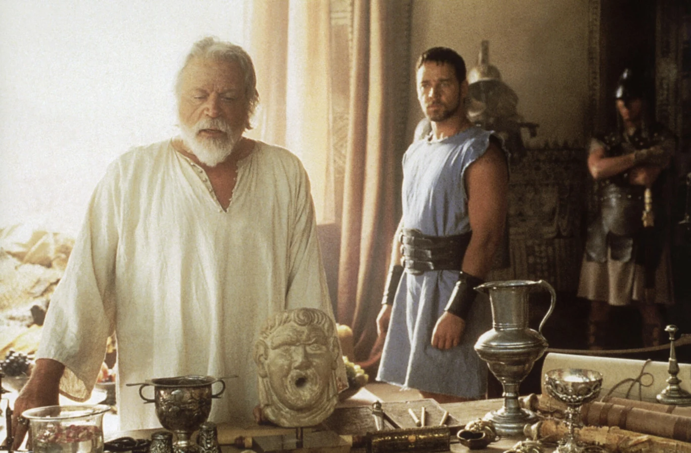 Brytyjski gwiazdor Oliver Reed zmarł na planie filmu "Gladiator", gdzie partnerował Russellowi Crowe'owi w roli Proximo. Oficjalnym powodem zgonu był atak serca, brytyjski gwiazdor znany był jednak ze swej słabości do alkoholu.  

Podczas zdjęć na Malcie 61-latek postanowił rozerwać się w jednym z barów, gdzie miał spożyć za jednym posiedzeniem trzy butelki rumu, które przepił ośmioma piwami. Serce aktora nie wytrzymało takiej ilości procentów. Komputerowe wkomponowanie twarzy Reeda w nienakręcone sceny kosztowało producentów - bagatela - 3 miliony dolarów!
