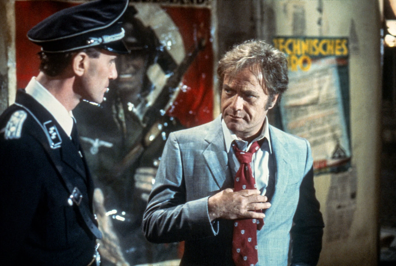 Amerykański aktor Vic Morrow zginał na planie filmu Johna Landisa "Strefa mroku" (1982). Podczas realizacji sceny, w której jego protagonista z dwójką wietnamskich sierot próbuje uciec przed amerykańskimi żołnierzami, lecący nad bohaterami śmigłowiec wskutek pirotechnicznej awarii runął nagle, zabijając całą trójkę. Wietnamska dziewczynka została zmiażdżona przez maszynę, podczas gdy łopata głównego wirnika śmigłowca odcięła Morrowowi głowę a drugiemu z wietnamskich dzieci - rękę oraz tułów.