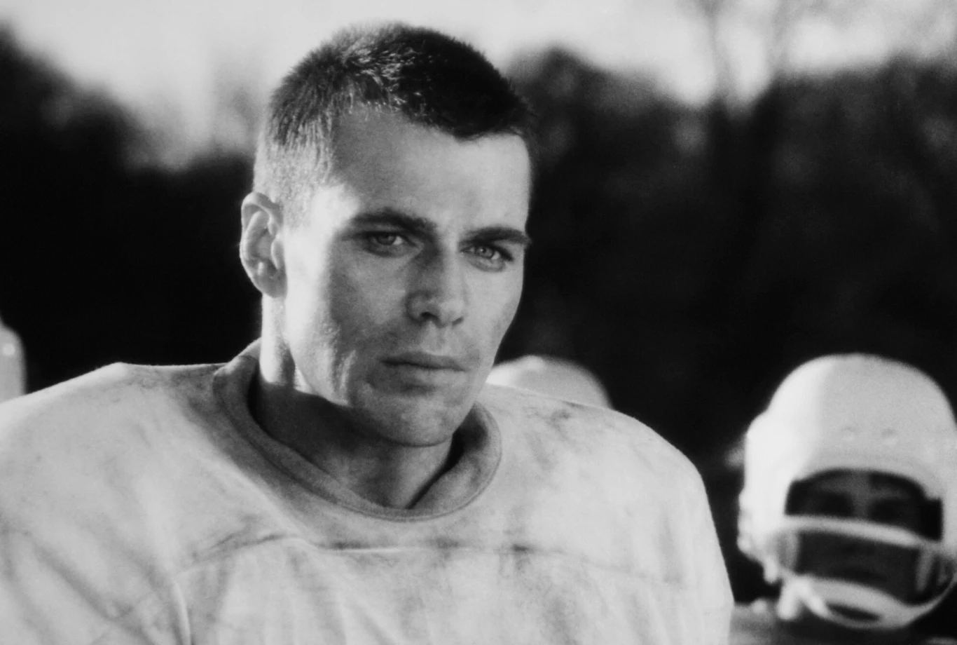 Tragiczna śmierć amerykańskiego modela i aktora Jona-Erika Hexuma na planie serialu CBS "Niebezpieczne ujęcia" (1984) mogłaby znaleźć się w gronie laureatów Nagród Darwina. Kiedy znudzony przedłużającymi się przerwami na planie produkcji Hexum postanowił rozerwać członków ekipy, przystawiając sobie do głowy naładowany ślepakami pistolet Magnum 44, nie przypuszczał, że pociągnięcie na spust spowoduje wystrzał, który będzie miał samobójcze konsekwencje. Miał 27 lat. Ekipa filmowa była w szoku, fani - wstrząśnięci!