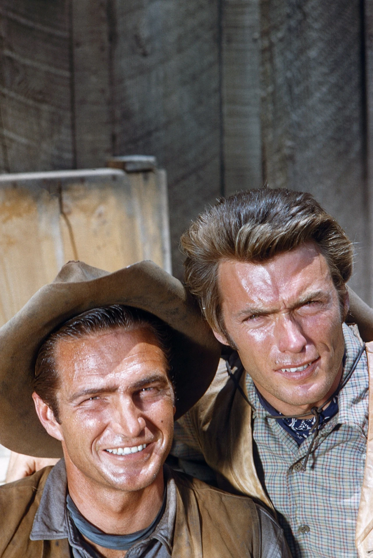 Eric Fleming (L) zyskał popularność dzięki występowi u boku Clinta Eastwooda w telewizyjnym westernie "Rawhide". Po tym, jak w 1965 roku aktor zdecydował się opuścić serial, otrzymał propozycję występu w produkcji studia MGM "High Jungle". Podczas końcowego etapu realizowanych w Peru zdjęć kajak, którym płynął bohater Fleminga, został przewrócony przez wartki nurt rzeki Huallaga. Aktor utonął. Miał 41 lat.
