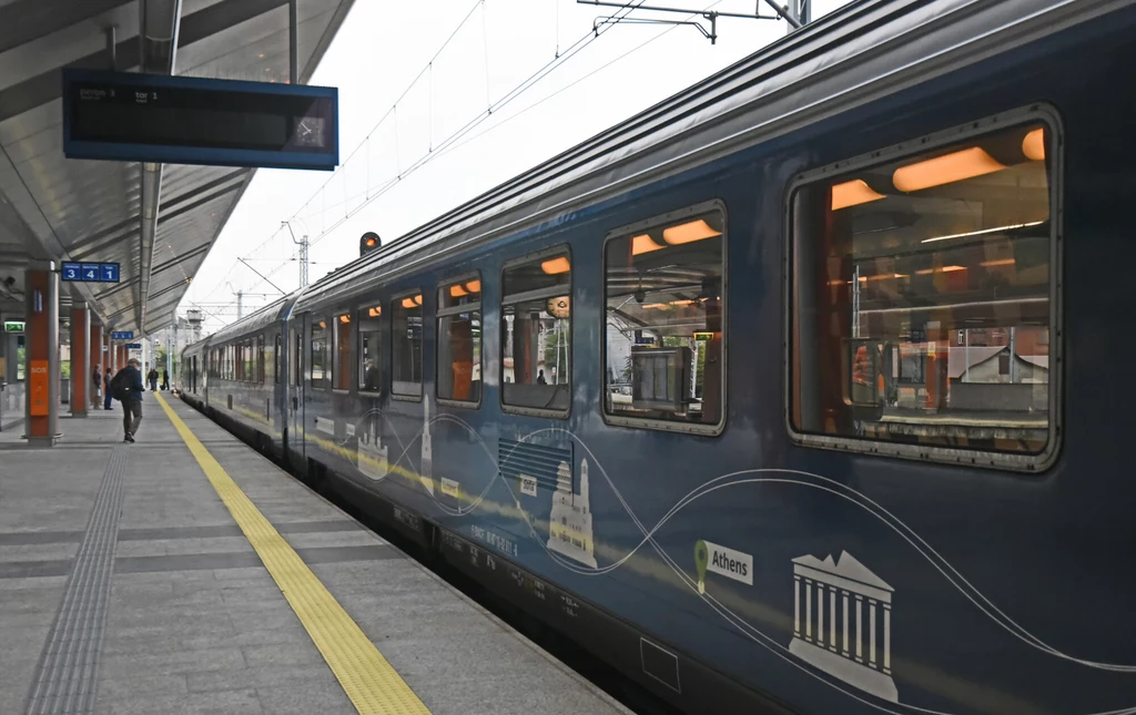 Pociąg na dworcu głównym w Krakowie Pociąg na dworcu głównym w Krakowie