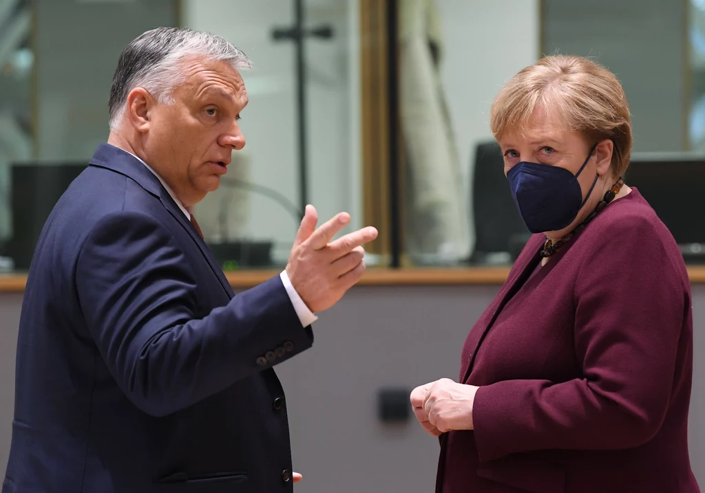 Premier Węgier Viktor Orban rozmawia z kanclerz Niemiec Angelą Merkel
