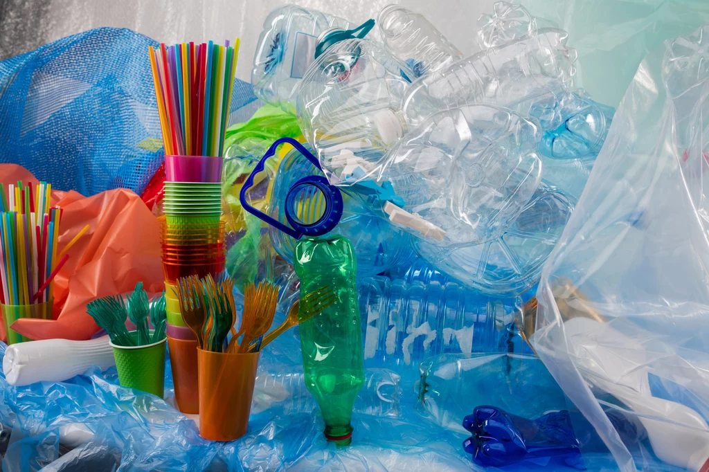 Już dziś "plastikowe emisje", od momentu wytworzenia go aż do utylizacji, są równie ponad stu elektrowniom węglowym Już dziś "plastikowe emisje", od momentu wytworzenia go aż do utylizacji, są równie ponad stu elektrowniom węglowym