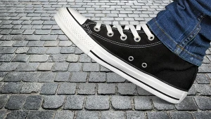 Podeszwy trampek żółkną? W ten sposób przywrócisz im śnieżną biel za grosze