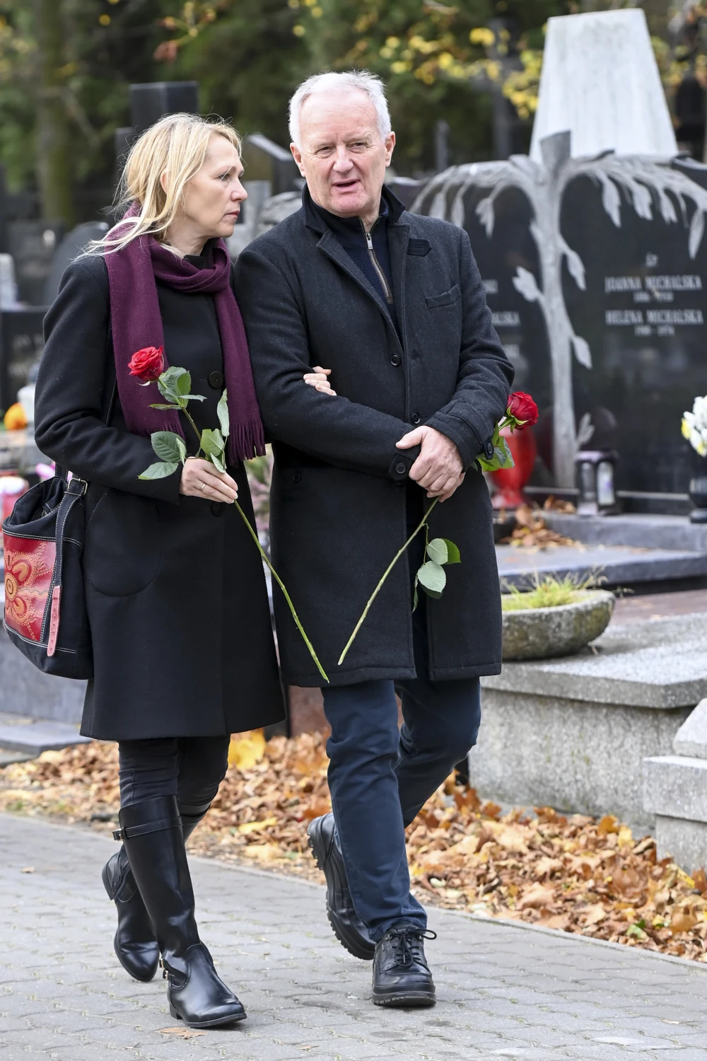 Marzanna Graff i Aleksander Mikołajczak na pogrzebie Pawła Nowisza.