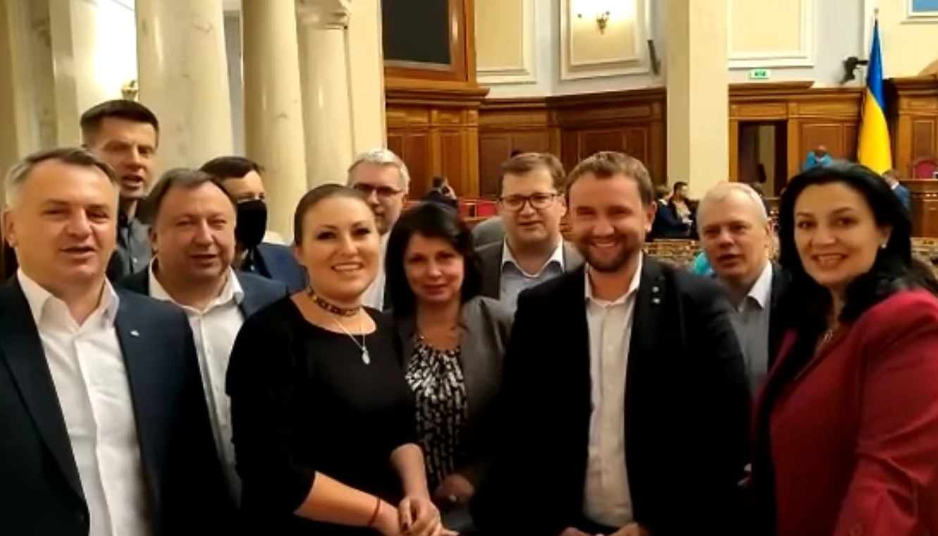 Ukraińscy deputowani wykonują pieśń na cześć Stepana Bandery Ukraińscy deputowani wykonują pieśń na cześć Stepana Bandery