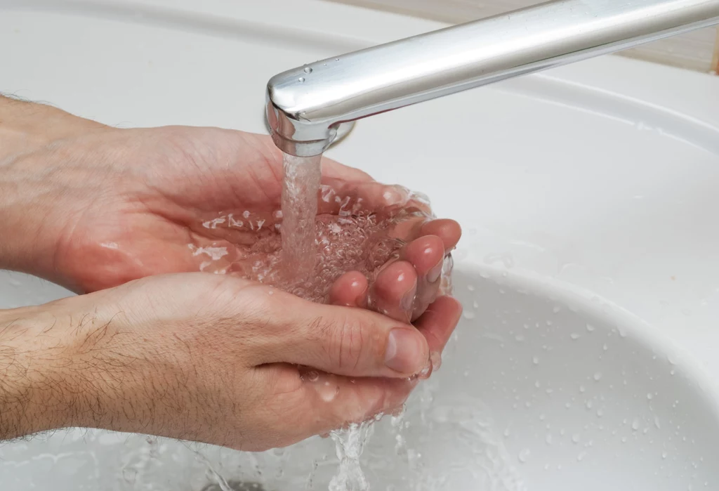 Podczas mycia zębów, czy namydlania rąk, również warto na ten moment zakręcić wodę 