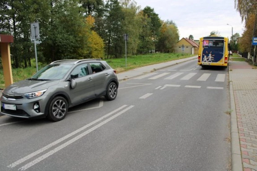 Dzieci wybiegły na przejście zza autobusu i wprost pod auto