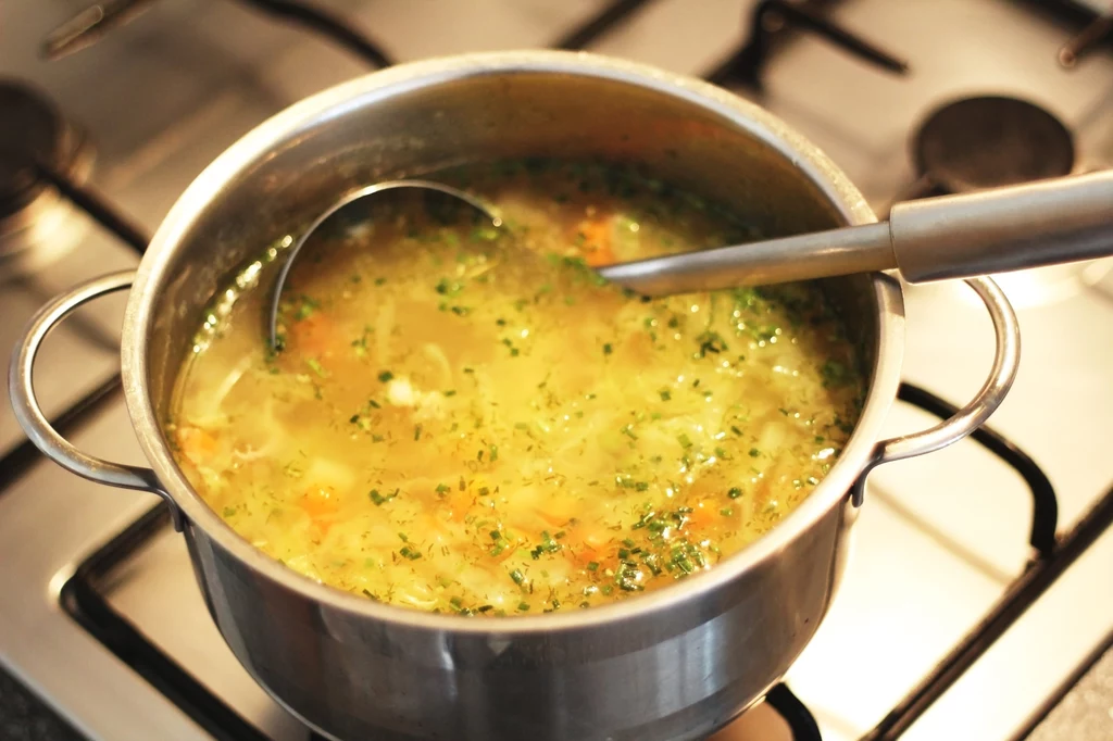 Odgrzana zupa, zwłaszcza warzywna, może wywołać sensacje żołądkowe
