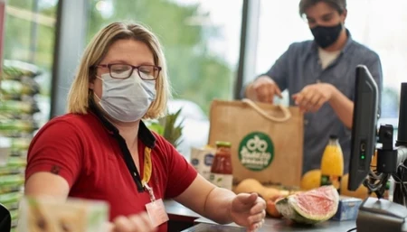 Wnętrze sklepu Biedronka.