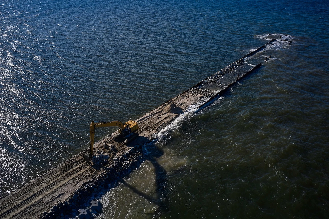 Urząd opublikował komunikat z postępu prac na budowie nowej drogi wodnej między Zalewem Wiślanym a Zatoką Gdańską.  Jak przypomniała rzeczniczka Urzędu Morskiego w Gdyni Magdalena Kierzkowska, nowa droga wodna o długości blisko 25 km niesie szereg wyzwań inżyniersko-budowlanych. Część zadań w ramach pierwszego etapu już została zrealizowana.
