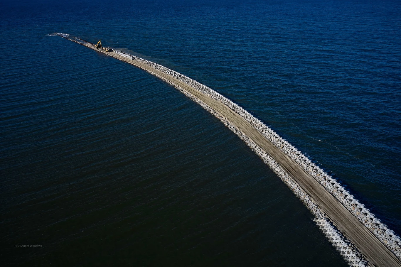 Budowa na Mierzei Wiślanej jest pierwszą w Polsce, a drugą w Europie, na której zastosowano tę unikatową technologię zabezpieczającą falochrony.