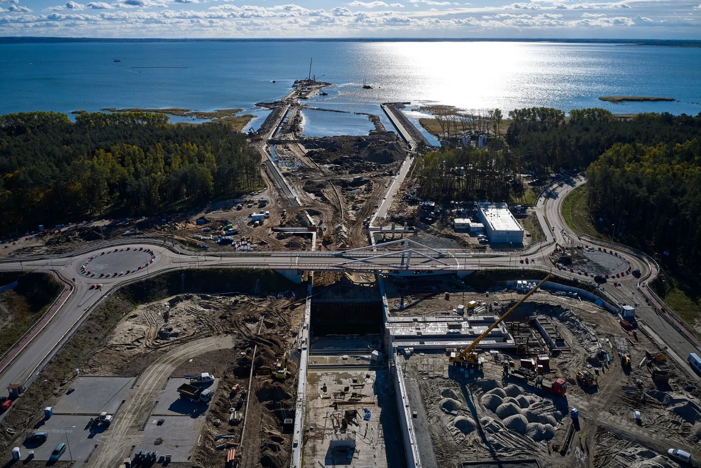 Właśnie montowane jest wyposażenie hydrotechniczne. Zakończono też już budowę oczepów nabrzeża w części południowej. Teraz generalny wykonawca pierwszego etapu, konsorcjum NDI/Besix, skupił się natomiast m.in. na wykonywaniu oczepów nabrzeża w części północnej. Buduje też pochylnie dla zwierząt.