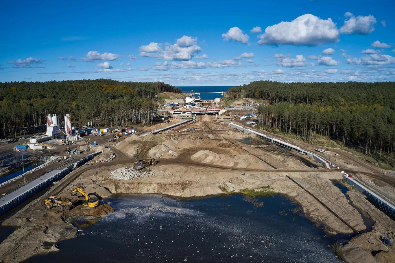 Ważnymi dla inwestycji obiektami są również dwa mosty obrotowe, otwierane naprzemiennie, gdy przez budowany kanał żeglugowy będą płynąć jednostki. Dzięki temu, ruch z drogi krajowej 501 nie będzie wstrzymywany. Pierwszy z mostów już latem został oddany do użytku. Teraz kończony jest Most Północny – ostatnio zamontowano wózki jezdne, trwa montaż wspór rygli na podporach. Przeprowadzane są testy i regulacje mechanizmów ruchomych mostu.