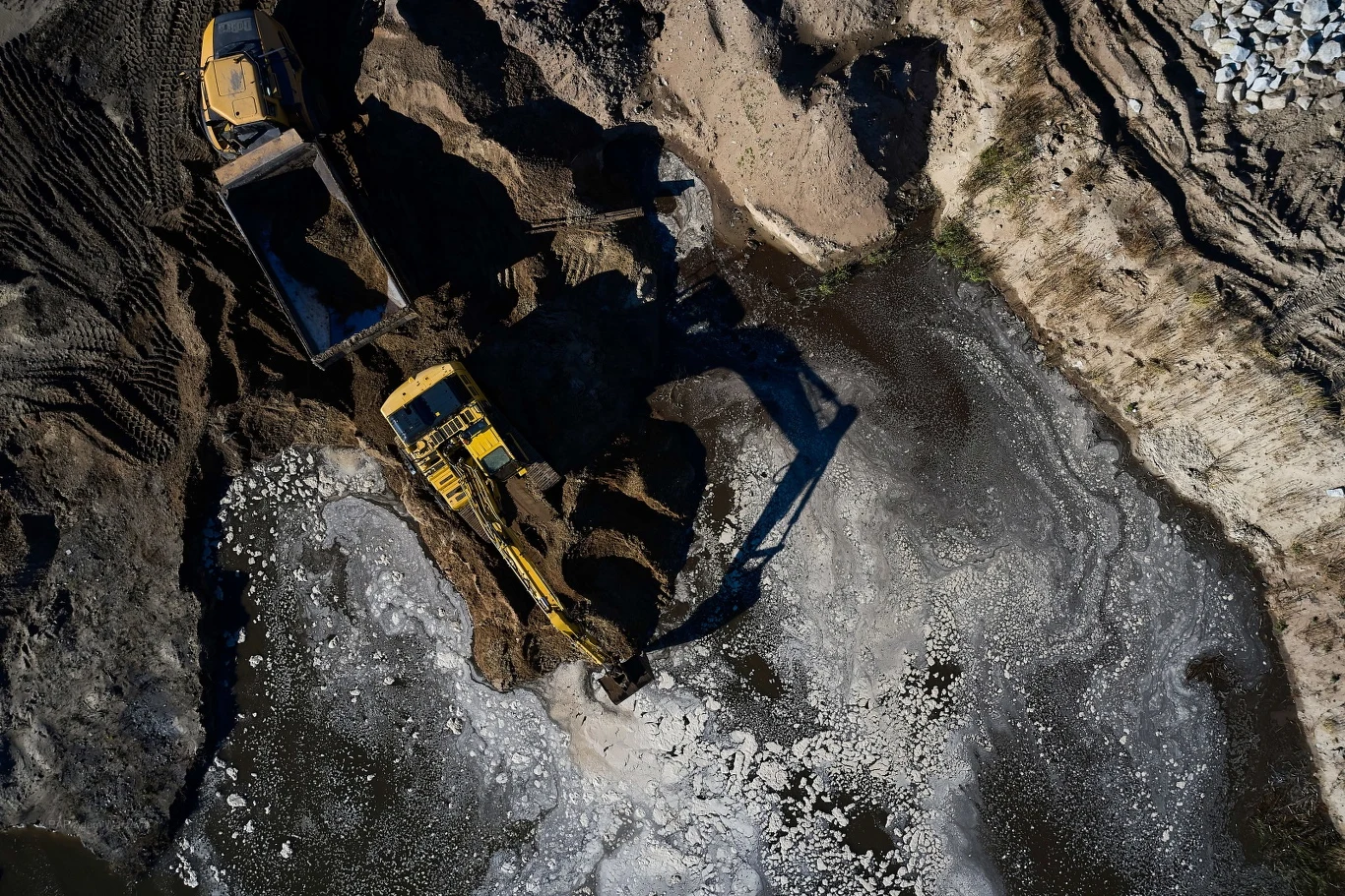 Według inwestora, perłą tej inwestycji jest też powstająca na Zalewie Wiślanym (na wysokości Przebrna) sztuczna wyspa, która docelowo będzie mieć 181 hektarów. Ma się stać rajem dla ptaków, które już ją odwiedzają. Na ukończeniu są tam prace związane z pogrążaniem ścianek szczelnych. Cały czas odbywa się montaż ściągów i wykonywanie geotub. Trwają też roboty czerpalne oraz zasypywanie grobli wyspy. Wykonywany jest narzut z kamienia hydrotechnicznego.