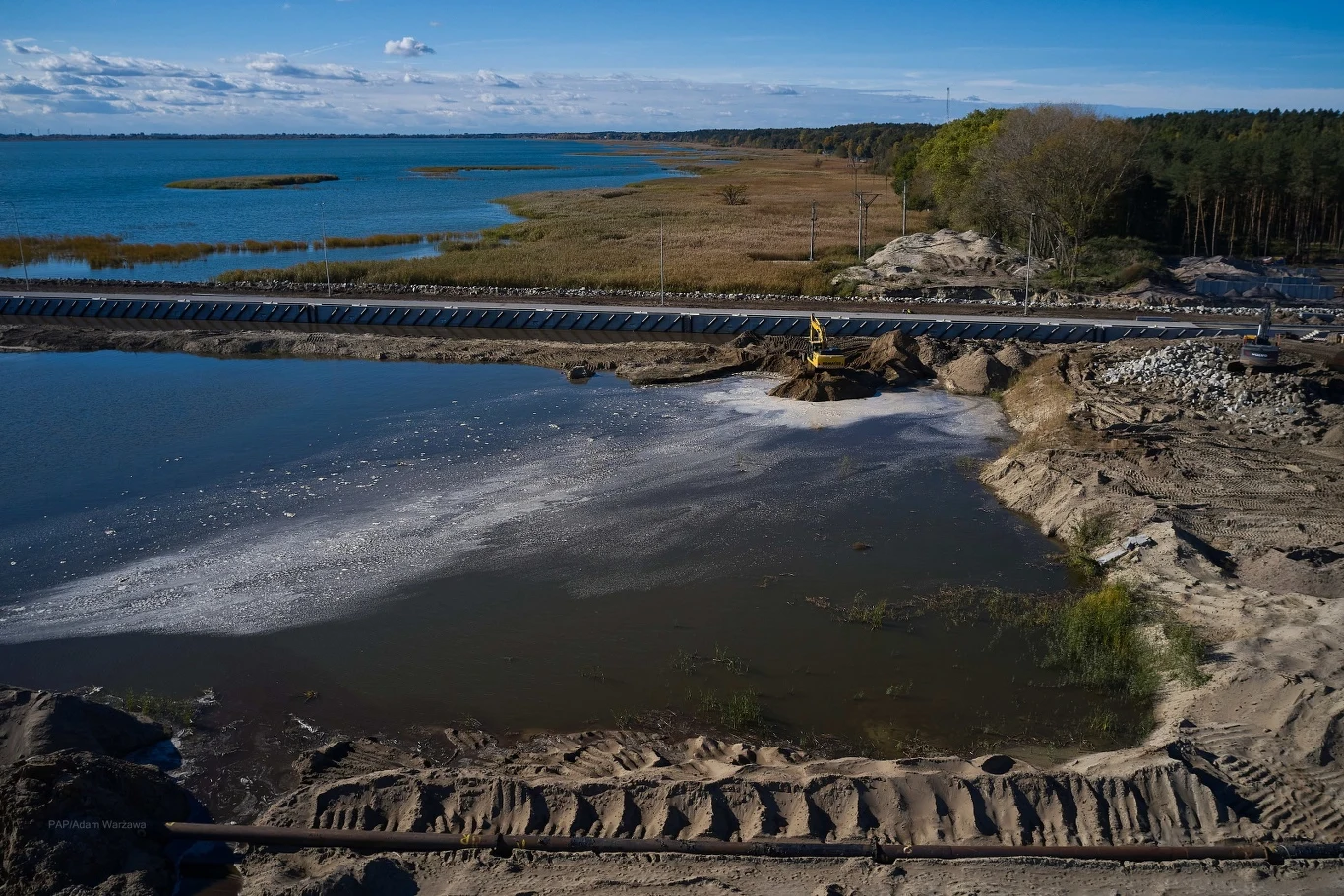Wykonawcą robót budowlanych w ramach projektu "Budowa drogi wodnej łączącej Zalew Wiślany z Zatoką Gdańską – część I" jest konsorcjum NDI/Besix. Inwestorem jest Urząd Morski w Gdyni. (PAP). Autor: Agnieszka Libudzka.