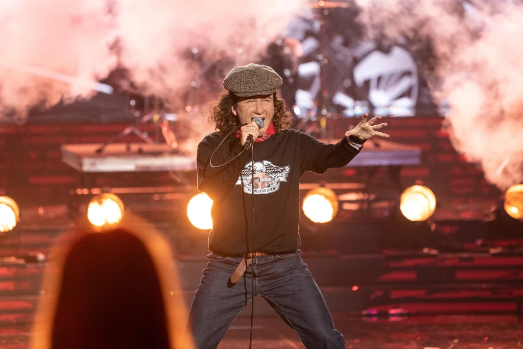 Katarzyna Łaska jako Brian Johnson z zespołu AC/DC