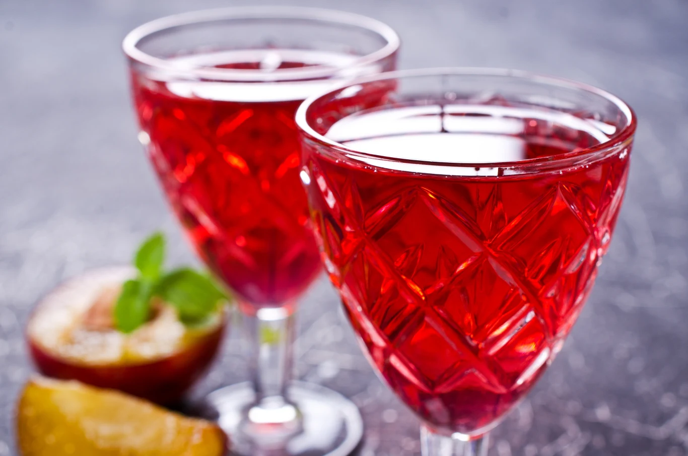 Nalewka ze śliwek może być podawana na różne sposoby