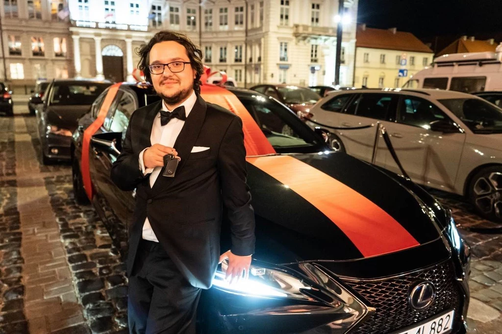 Jakub Kuszlik odebrał kluczyki do czarnego ES-a. Źródło: Lexus