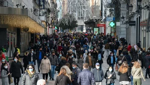 zdjęcie ilustracyjne, przechodnie w Madrycie 