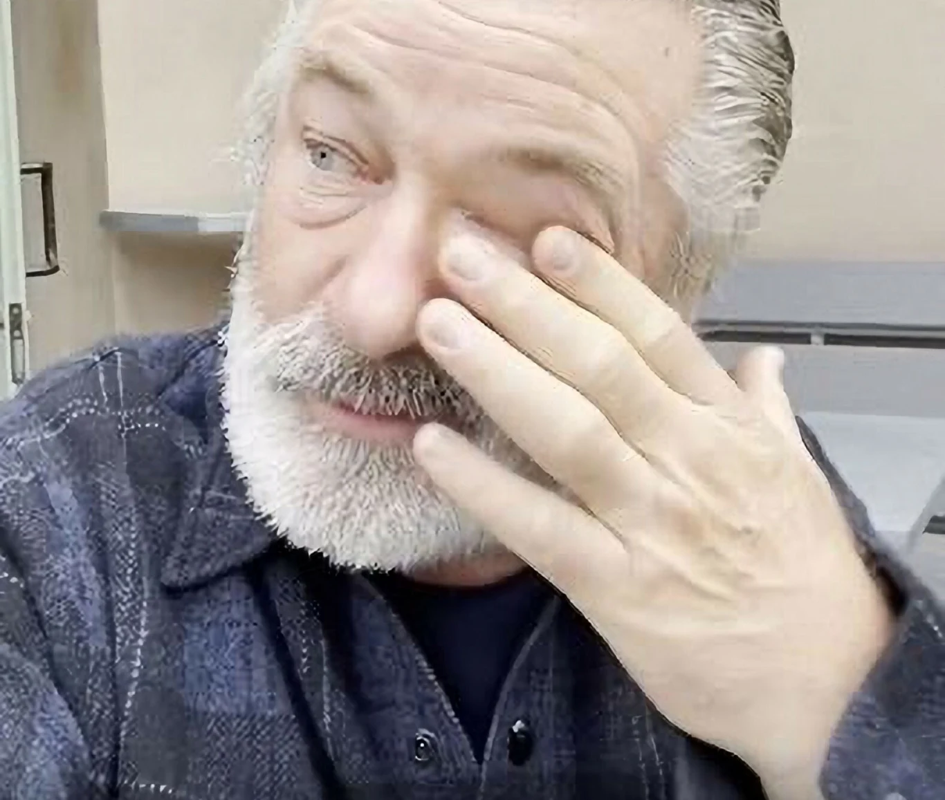 Zdruzgotany Alec Baldwin na planie filmu "Rust"