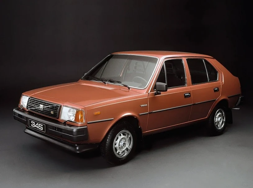 Volvo 345. Już w połowie lat osiemdziesiątych Volvo krytykowane było za konserwatywną stylistykę. Szwedzi postanowili wówczas zerwać z projektowaniem samochodów „od linijki” i wprowadzili na rynek kompaktowy, tylnonapędowy model 340. Ładny?