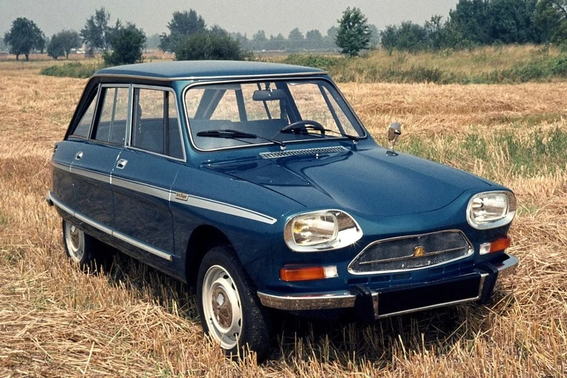 Citroen Ami. Citroen przez lata wyznaczał trendy samochodowej brzydoty. Najbardziej znanym (a przy tym kultowym) „brzydkim kaczątkiem” francuskiego producenta jest bez wątpienia model 2CV. W czasach jego świetności w ofercie marki znajdował się też większy, rodzinny model – Ami, na tle którego kultowe 2CV prezentuje się nad wyraz korzystnie!