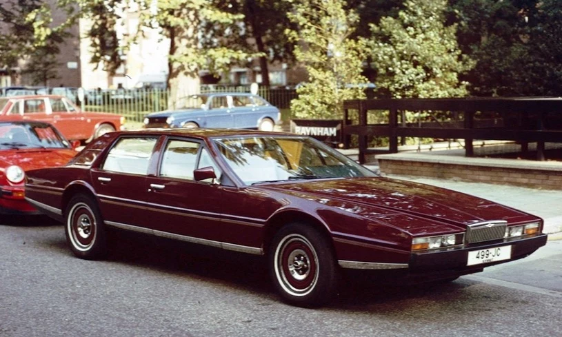 Aston Martin Lagonda. Na tle współczesnych pojazdów komicznie prezentuje się jedna z legend brytyjskiej motoryzacji – Aston Martin Lagonda. Już w momencie debiutu kształty karoserii budziły ogromne kontrowersje!
