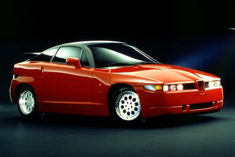 Alfa Romeo SZ/RZ. Tak, w początku lat dziewięćdziesiątych, styliści Alfy Romeo i Zagato wyobrażali sobie supersamochody przyszłości. W 1989 roku model SZ był najnowszym krzykiem motoryzacyjnego szyku. Obecnie budzi skrajne emocje i – niekoniecznie – musi być stawiany za wzór. SZ i otwarty RZ to jedne z najbardziej poszukiwanych przez kolekcjonerów modeli z najnowszej historii włoskiej marki! W sumie powstało zaledwie 1314 egzemplarzy.