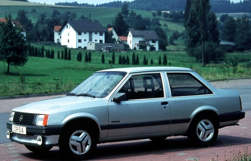 Opel Corsa Sedan. Stylistykę dużej części prezentowanych aut określić można mianem dyskusyjnej lub odważnej. W przypadku Opla Corsy w wersji sedan nie pozostawiono miejsca na dyplomację. Auto było – po prostu – koszmarnie brzydkie, co przełożyło się na wyniki sprzedaży.