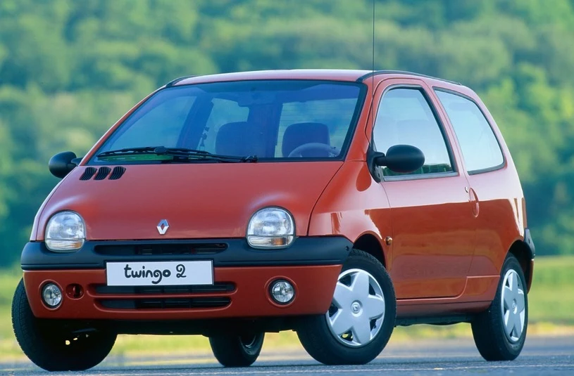 Renault Twingo. W momencie debiutu Renault Twingo stawiane było przez licznych kierowców za wzór samochodowej brzydoty. Wyłupiaste reflektory i jednobryłowe nadwozie były wówczas czymś zupełnie nowym. Z perspektywy czasu można powiedzieć, że auto zapoczątkowało na Starym Kontynencie modę na niewielkie „jednobryłowe”. Dziś w stosunku do Twingo, zamiast „brzydki”, częściej używa się słowa „uroczy”!