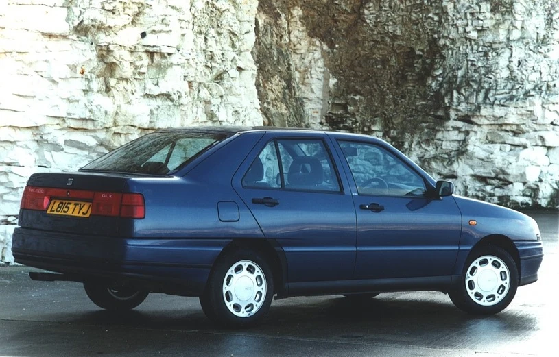 Seat Toledo. Urokiem nie grzeszył również pierwszy z „nowożytnych”, opracowanych przy współpracy z Volkswagenem, modeli Seata – Toledo. Zaprojektowane w oparciu o Volkswagena Jettę II generacji auto wyszło spod ręki... Giorgietto Giugiaro. Każdy miewa czasami słabsze dni!