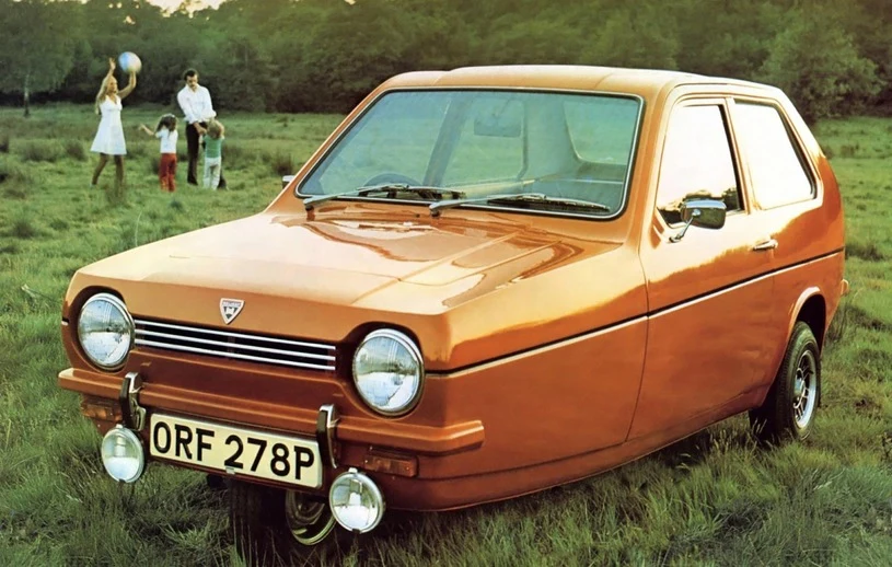 Reliant Robin Mk3. Trójkołowiec Renaultato model znany głównie brytyjskim kierowcom. Bez pudła rozpoznają go również liczni fani Top Geara – auto, które nie wymagało od kierowcy posiadania „pełnego” prawa jazdy, często było obiektem drwin prowadzących. Trudno w to uwierzyć, ale „samochód” oferowany był aż do 2002 roku!