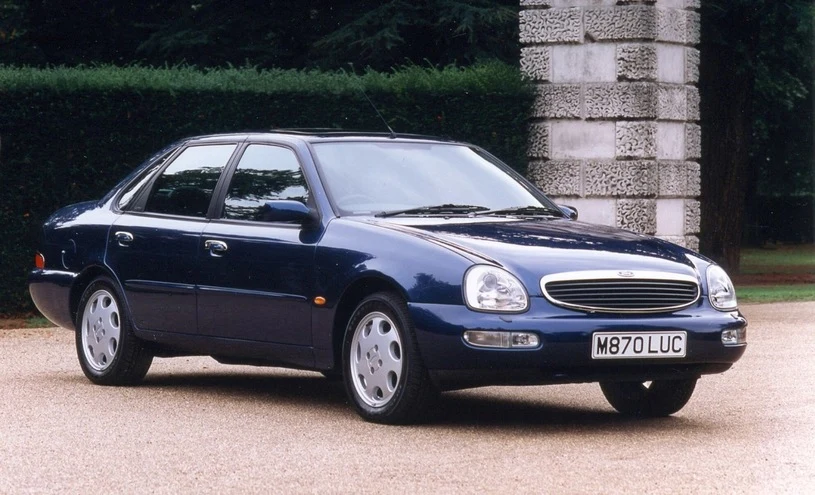 Ford Scorpio. Zaprezentowany w 1994 roku Ford Scorpio nawiązywać miał do stylistyki rodzinnych modeli amerykańskiego producenta cieszących się popularnością za Oceanem. Sęk w tym, że – produkowane w Kolonii - auto miało podbić rynki Starego Kontynentu. Nie musimy chyba tłumaczyć, co z tego wyszło. Wystarczy rzucić okiem...