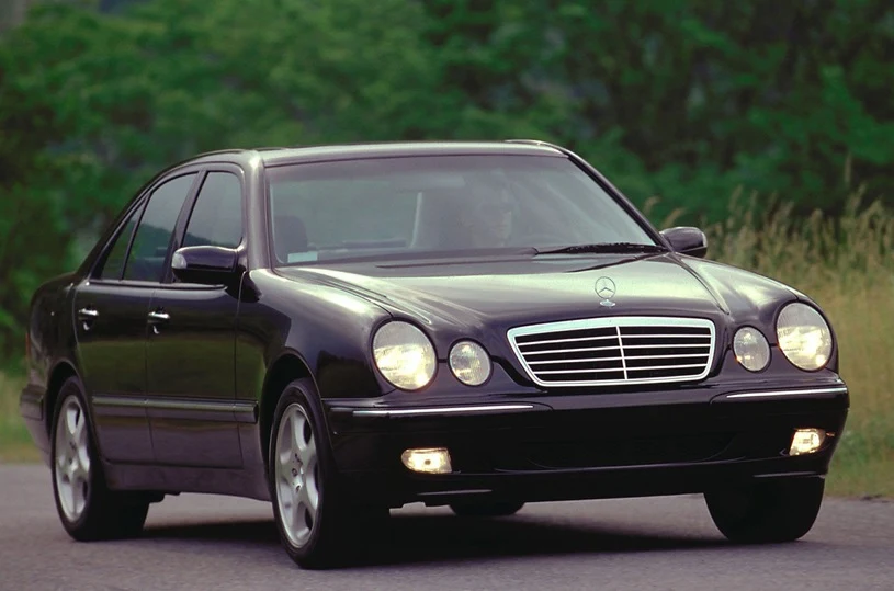 Mercedes klasy E W210. Klasa E w zestawieniu aut o najbardziej dyskusyjnej stylistyce? To nie żart! W momencie debitu samochód spotkał się ze zmasowanym atakiem fanów marki. Falę krytyki wzbudziły głównie okrągłe reflektory przednie, które nie przypadły do gustu właścicielom poprzednika – W124. W tym przypadku ortodoksyjni entuzjaści Mercedesów zdali się przeczuwać nadchodzącą katastrofę. W210 na lata pogrzebało nieskazitelny – do tej pory – wizerunek niemieckiego producenta za sprawą koszmarnych wpadek jakościowych.
