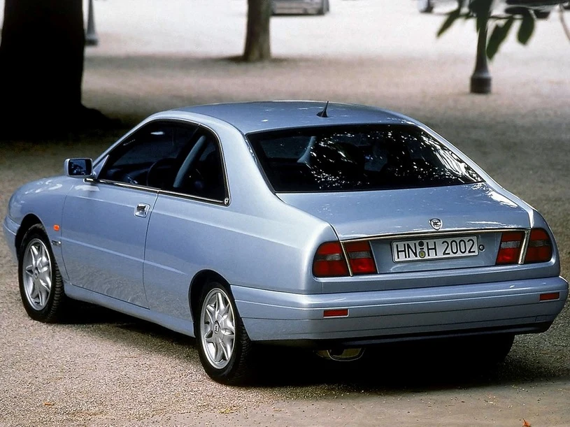 Lancia Kappa Coupe. Kappa przez lata kojarzona była w Polsce z prestiżem i elegancją. Samochody w przyjemnej dla oka wersji sedan pełniły u nas rolę rządowych limuzyn. W 1997 roku Włosi wpadli na pomysł, że na bazie modelu zbudują też usportowioną wersję coupe. Samochód nie przypadł jednak do gustu nabywcom – ostatecznie powstało jedynie 3226 egzemplarzy. Złośliwi twierdzą, że o 3225 za dużo. 