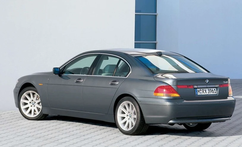 BMW serii 7. E65 było dla miłośników BMW tym, czym stał się dla fanów Mercedesa model W210. Po premierze zaprojektowanego ręką Chrisa Bangle’a samochodu w sieci rozpętało się prawdziwe piekło. Część fanów żądała wręcz od firmy przywrócenia produkcji E38. Żartowano, że wysportowany dżentelmen zamienił się otłuszczonego Amerykanina, który wsadził głowę do ula… Dziś sylwetka E65 nie wzbudza już takich emocji ale wciąż trudno uznać ją za ładną.