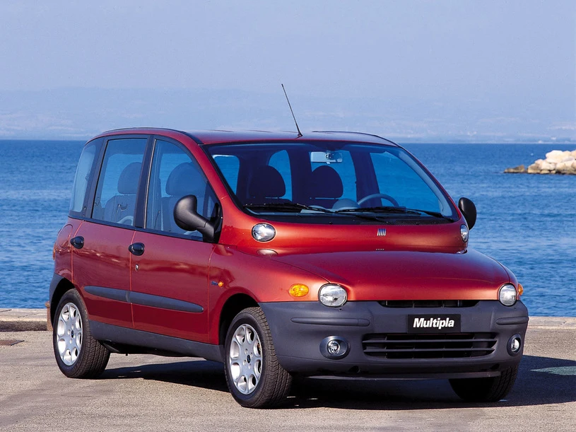 Fiat Multipla. W świecie motoryzacji funkcjonuje wiele synonimów. Myśląc terenówka – mówisz Jeep. Bezpieczeństwo momentalnie kojarzy się z Volvo, a brzydota… no tak, Multipla. Auto jest dowodem na to, że stylista „położyć” może najbardziej nawet przemyślany projekt. W czasach swojej świetności, pod względem funkcjonalności, samochód nie miał sobie równych! 