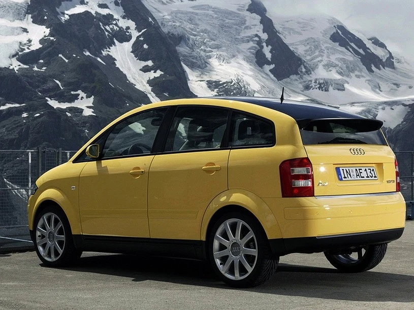 Audi A2. Gdyby nie znaczek Audi, samochód zapewne stałby się obiektem drwin na masową skalę. Nieproporcjonalna sylwetka i niepraktyczne nadwozie nie były jego jedynymi wadami. Auto traktować można jako – złowrogą – zapowiedź nowych czasów. Pod maską pracowały turbodoładowane, trzycylindrowe silniki, które nie grzeszyły trwałością, zastosowano też inne wizjonerskie rozwiązania konstrukcyjne (do otwarcia maski wymagany był specjalny klucz serwisowy...). Jakby tego było mało, karoserię wykonano w całości z aluminium, co skutkowało absurdalną wręcz ceną.