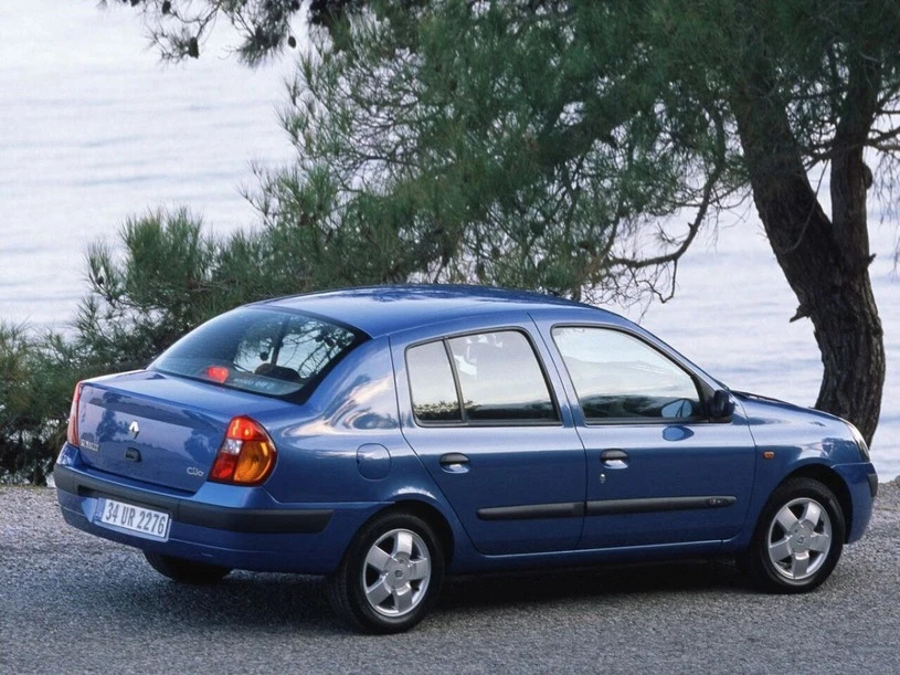 Renault Thaila. W tym przypadku sprawa miała się tak samo, jak z Fiatem Sieną. Do pięciodrzwiowego Renault Clio drugiej generacji doklejono naprędce, liczący aż 510 l pojemności, bagażnik. W efekcie powstał samochód, na który – bez uszczerbku na zdrowiu - nie da się patrzeć z żadnego kąta...